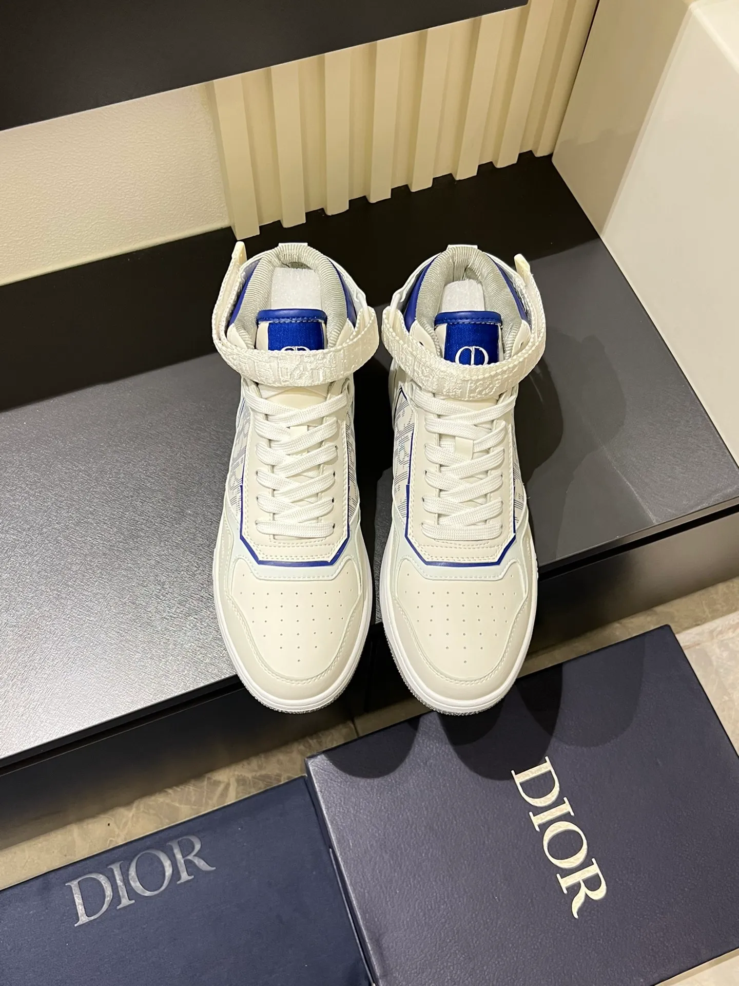 Men's shoes 💰p460 "Dio*" mid-top B27 casual sneakers. This B27 high-top sneaker is a new product in the series and continues Di*r's classic style. Crafted from gray and white smooth calf leather with beige and black Oblique print panels on the sides. The "CD Icon" shaped shoelace eyelets are clever and delicate, and the two-color rubber sole, rear collar and heel are all equipped with the brand's iconic details to enhance the style. Oblique printed straps at the ankle allow for an adjustable fit to complement the overall design. Fashionable and versatile, it can complement any look. Create an exquisite design with unique dynamic vitality and modern atmosphere, presented in low-top and high-top styles. This new must-have shoe adds a new dimension to Dior's archive heritage, embodying modern elegance. Purchase the original version and make it 1:1. If you need top quality, please come to me! Male 38-44!